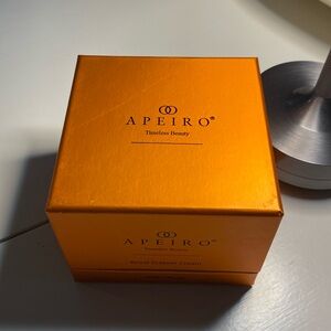 WHAT IT IS

Apeiro’s Royal Scepter Serum and cream pamper your skin. 1.35oz